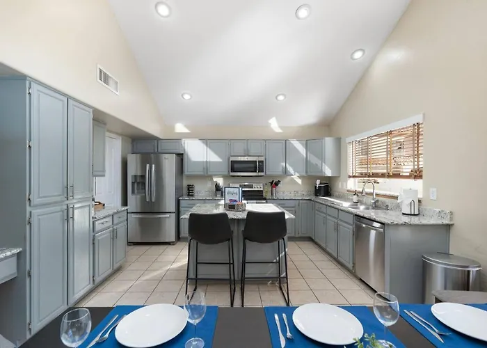 Luxury Desert Oasis! 5 Bedroom, 3 Bath W Heated Pool * Mesa