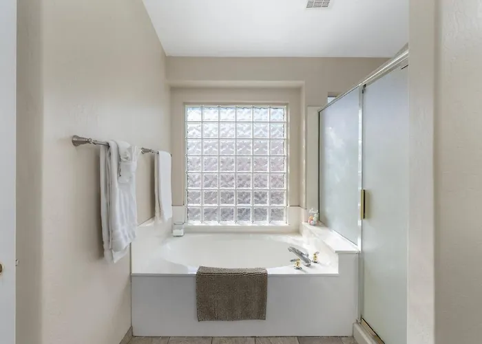 Hébergement de vacances Luxury Desert Oasis! 5 Bedroom, 3 Bath W Heated Pool *