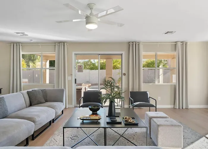Luxury Desert Oasis! 5 Bedroom, 3 Bath W Heated Pool *