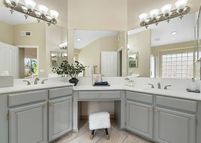 Luxury Desert Oasis! 5 Bedroom, 3 Bath W Heated Pool Hébergement de vacances *