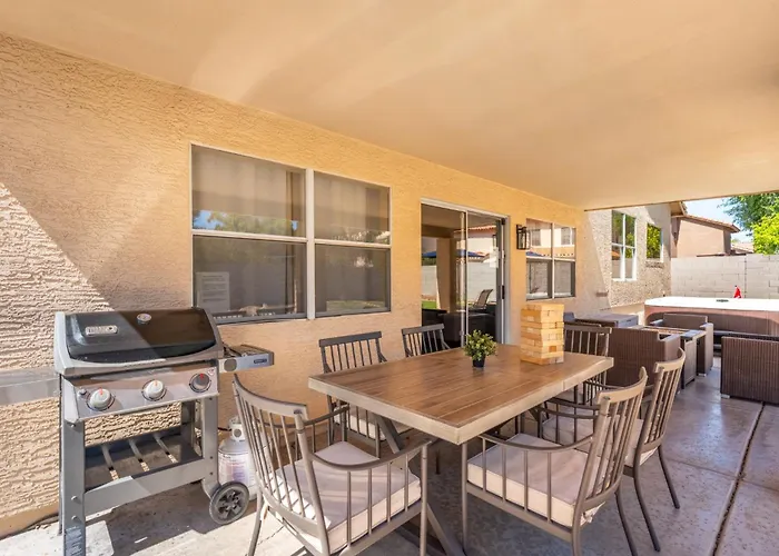 Luxury Desert Oasis! 5 Bedroom, 3 Bath W Heated Pool Hébergement de vacances *