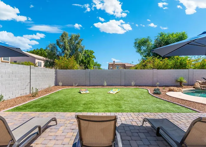 Hébergement de vacances Luxury Desert Oasis! 5 Bedroom, 3 Bath W Heated Pool